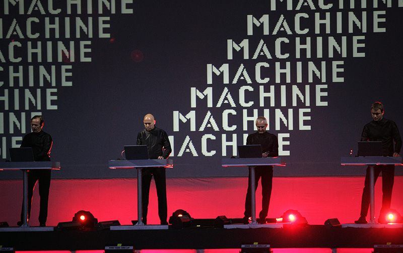 Zagreb, 240609.
Prva vecer T-mobile IN Music Festivala koji se odrzava na Jarunu na dvije pozornice. Kao zvijezde prve veceri najavljeni su Lilly Allen, Kraftwerk, Franz Ferdinand na T-mobile stageu i Rokia Traore na Nokia stageu. 
Na slici: nastup njemac