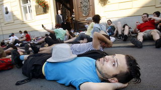 Zagreb, 130710.
Cirilometodska ulica.
Ispred gradske skupstine.
Udruge Zelena akcija i Pravo na grad organiziraju nastavak prosvjeda gradjana zbog gradnje ulazno-izlazne rampe u Varsavskoj za garazu Hoto grupe Tomislava Horvatincica.
Na slici: Prosvjednic Zagreb, 130710.
Cirilometodska ulica.
Ispred gradske skupstine.
Udruge Zelena akcija i Pravo na grad organiziraju nastavak prosvjeda gradjana zbog gradnje ulazno-izlazne rampe u Varsavskoj za garazu Hoto grupe Tomislava Horvatincica.
Na slici: Prosvjednic