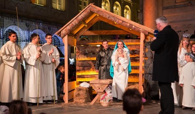 Dubrovnik – Scenski prikaz rodjenja Isusa Krista uprilicene ispred crkve svetog Vlaha na Stradunu. Ove godine Svetu Obitelj uprizorili su Vedrana i Maro Kalauz sa svojim sinom Gabrijelom iz zupe sv. Andrije. Photo: Grgo Jelavic/PIXSELL