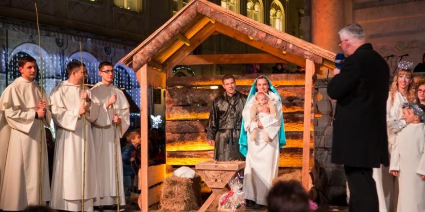 Dubrovnik – Scenski prikaz rodjenja Isusa Krista uprilicene ispred crkve svetog Vlaha na Stradunu. Ove godine Svetu Obitelj uprizorili su Vedrana i Maro Kalauz sa svojim sinom Gabrijelom iz zupe sv. Andrije. Photo: Grgo Jelavic/PIXSELL