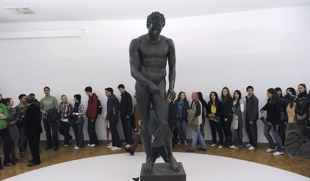 Zadar, 300310.
U Muzeju Antickog stakla svecano je otvorena izlozba na kojoj je izlozen Hrvatski Apoksiomen. Apoksiomen je kip mladog atleta iz anticke Grcke. Kip je prekriven morskim sedimentima i algama slucajno pronasao Belgijski turist u podmorju otoc