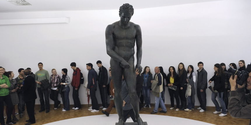 Zadar, 300310.
U Muzeju Antickog stakla svecano je otvorena izlozba na kojoj je izlozen Hrvatski Apoksiomen. Apoksiomen je kip mladog atleta iz anticke Grcke. Kip je prekriven morskim sedimentima i algama slucajno pronasao Belgijski turist u podmorju otoc Zadar, 300310.
U Muzeju Antickog stakla svecano je otvorena izlozba na kojoj je izlozen Hrvatski Apoksiomen. Apoksiomen je kip mladog atleta iz anticke Grcke. Kip je prekriven morskim sedimentima i algama slucajno pronasao Belgijski turist u podmorju otoc