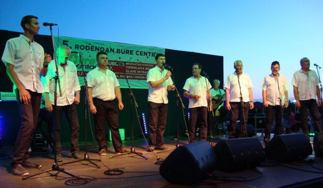 Koncertni spektakl Tomislava Bralića i klape Intrade u Biogradu na Moru. Foto: Gordana Šarić