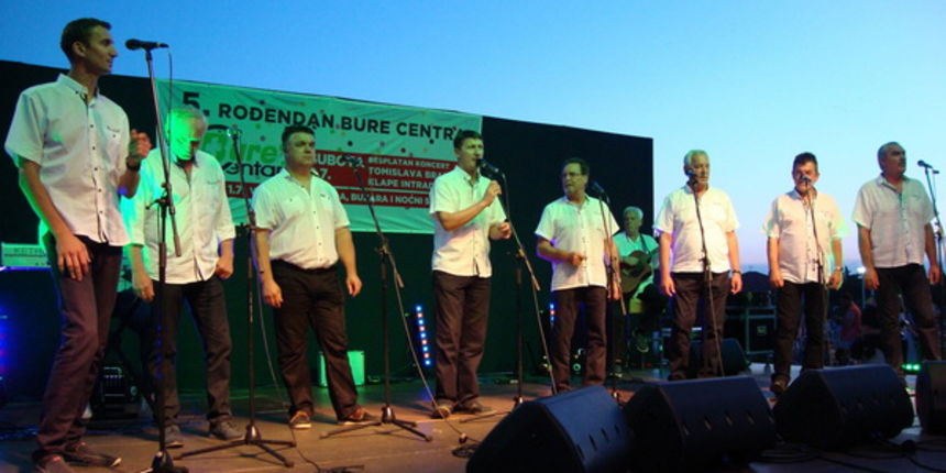 Koncertni spektakl Tomislava Bralića i klape Intrade u Biogradu na Moru. Foto: Gordana Šarić