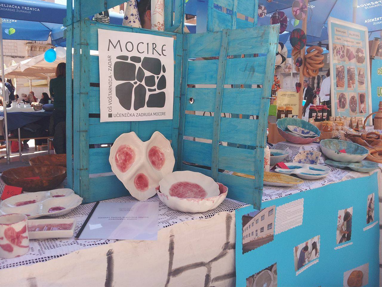 smotra učeničkih zadruga na Narodnom trgu; kreativnost na djelu; suveniri