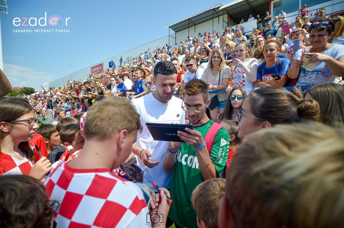 Zadarska vatrena četvorka na Stanovima se družila s mladim zadarskim nogometašima Zadarska vatrena četvorka na Stanovima se družila s mladim zadarskim nogometašima