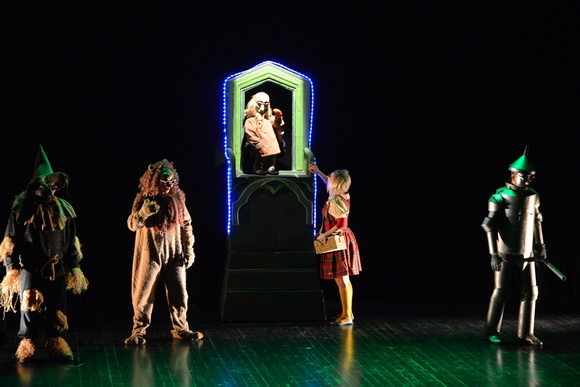 U Kazalištu lutaka Zadar odigrana je predstava “Čarobnjak iz Oza” u režiji Dražena Ferenčine. Foto: Iva Perinčić U Kazalištu lutaka Zadar odigrana je predstava “Čarobnjak iz Oza” u režiji Dražena Ferenčine. Foto: Iva Perinčić