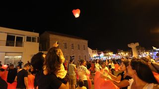 U Vodicama pušteni lampioni za tragično stradale vatrogasce na Kornatima U Vodicama pušteni lampioni za tragično stradale vatrogasce na Kornatima
