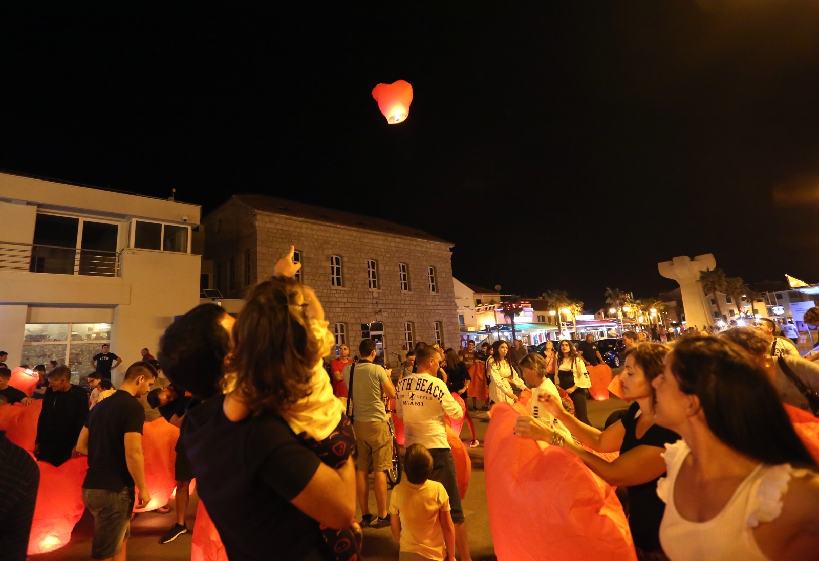 U Vodicama pušteni lampioni za tragično stradale vatrogasce na Kornatima U Vodicama pušteni lampioni za tragično stradale vatrogasce na Kornatima