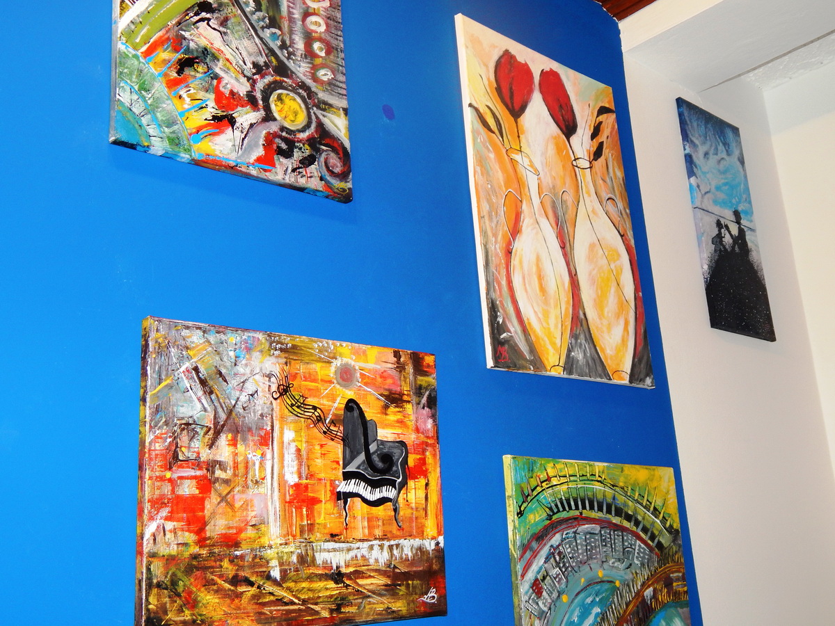 Slikarica Matea Bugarija u Bibinjama predstavila izložbu “Enigma” Slikarica Matea Bugarija u Bibinjama predstavila izložbu “Enigma”