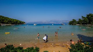 Uvala Lovrečina: Egzotična pješčana oaza na Braču u kojoj su uživali i stari Rimljani Uvala Lovrečina: Egzotična pješčana oaza na Braču u kojoj su uživali i stari Rimljani