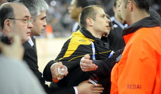 Zagreb, 250410.
Arena Zagreb.
Zavrsnica kosarkaske regionalne lige, finalna utakmica Nlb lige izmedju Cibone i Partizana.
Na slici: mali neredi.
Foto: Drago Sopta / CROPIX