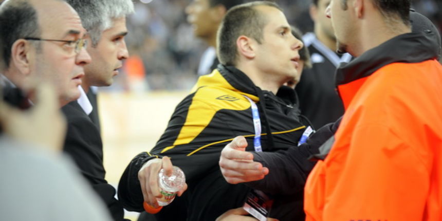 Zagreb, 250410.
Arena Zagreb.
Zavrsnica kosarkaske regionalne lige, finalna utakmica Nlb lige izmedju Cibone i Partizana.
Na slici: mali neredi.
Foto: Drago Sopta / CROPIX Zagreb, 250410.
Arena Zagreb.
Zavrsnica kosarkaske regionalne lige, finalna utakmica Nlb lige izmedju Cibone i Partizana.
Na slici: mali neredi.
Foto: Drago Sopta / CROPIX