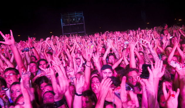 Zagreb, 290812.
Hipodrom.
Americka rock skupina Red Hot Chili Peppers u sklopu svjetske turneje kojom promovira deseti studijski album “I’m with You” iz 2011. nastupila je po prvi put pred zagrebackom publikom.
Foto: Goran Mehkek / CROPIX