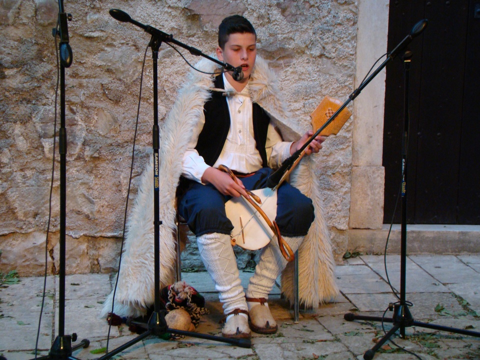 U subotu, 16. srpnja, na Kaštelu Benković u Benkovcu, u sklopu Benkovačkog kulturnog ljeta održan je “9. Etno festival – Benkovac 2016.” U subotu, 16. srpnja, na Kaštelu Benković u Benkovcu, u sklopu Benkovačkog kulturnog ljeta održan je “9. Etno festival – Benkovac 2016.”