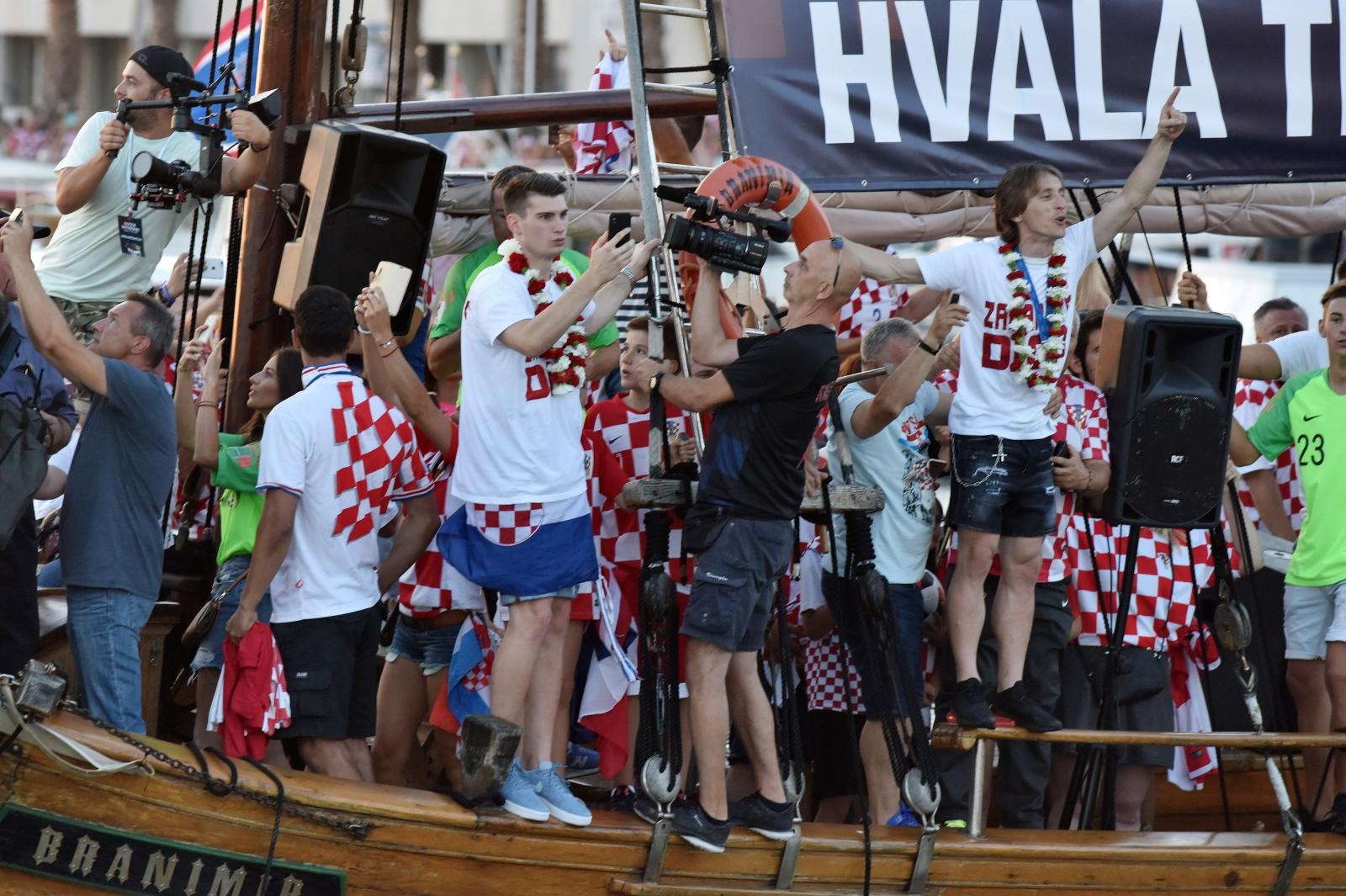 Svečani doček zadarskih Vatrenih: Jedrenjakom Branimir plovili od Gradskog mosta do gata na zadarskoj rivi