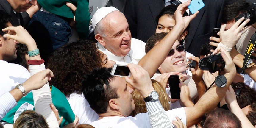 Papa Franjo s vjernicima pravi selfije, Foto: sacredearthlings.com