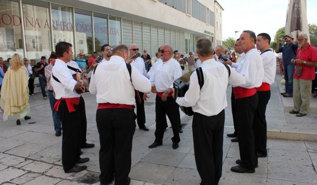 U Noć punog miseca uvode nas “Klapski puti”