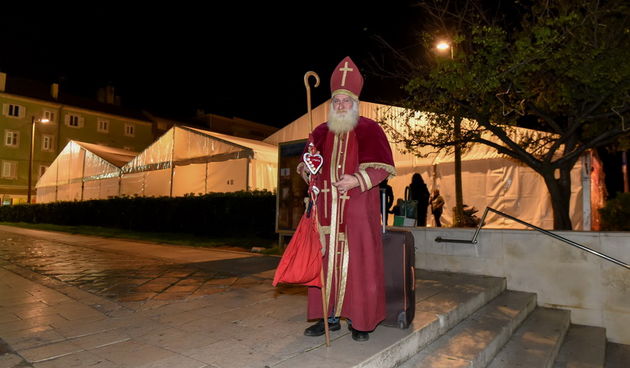 Advent u Zadru: Sveti Nikola razveselio najmlađe Zadrane