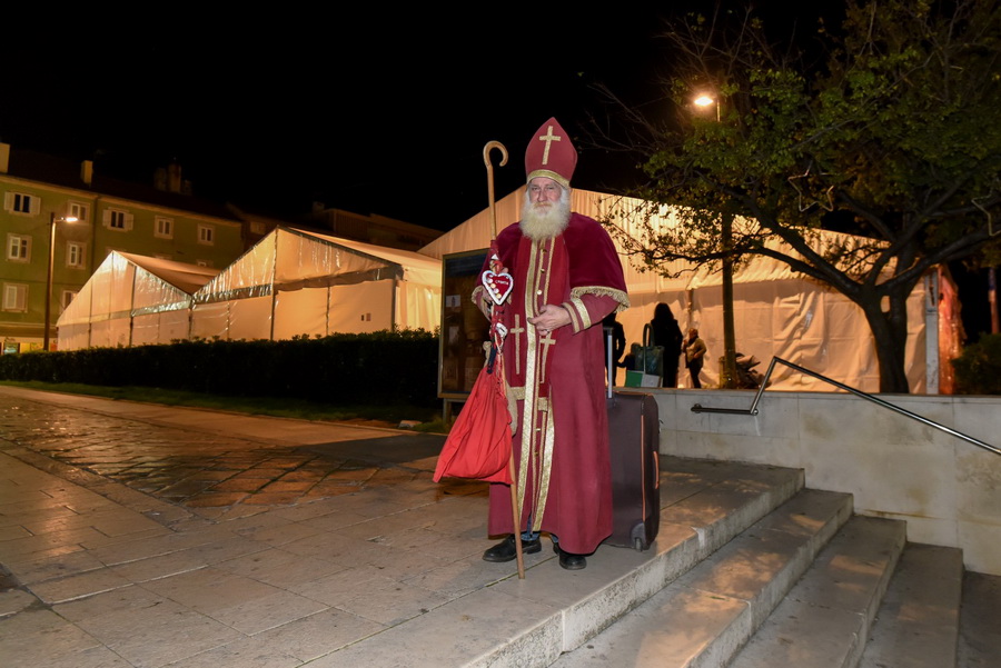 Advent u Zadru: Sveti Nikola razveselio najmlađe Zadrane Advent u Zadru: Sveti Nikola razveselio najmlađe Zadrane