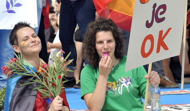 Split, 110611.
U Splitu se po prvi put odrzava Gay Pride koji organiziraju udruge Kontra, Iskorak i Domine. Povorka ponosa LGBT, prva izvan Zagreba, prolazi od Djardina preko Marmontove ulice i Rive do Peristila gdje je predvidjen prigodni programa.
Na sl