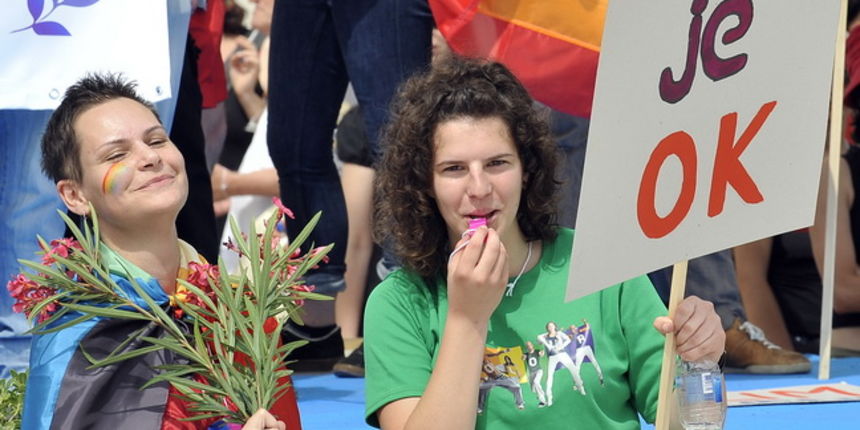 Split, 110611.
U Splitu se po prvi put odrzava Gay Pride koji organiziraju udruge Kontra, Iskorak i Domine. Povorka ponosa LGBT, prva izvan Zagreba, prolazi od Djardina preko Marmontove ulice i Rive do Peristila gdje je predvidjen prigodni programa.
Na sl Split, 110611.
U Splitu se po prvi put odrzava Gay Pride koji organiziraju udruge Kontra, Iskorak i Domine. Povorka ponosa LGBT, prva izvan Zagreba, prolazi od Djardina preko Marmontove ulice i Rive do Peristila gdje je predvidjen prigodni programa.
Na sl