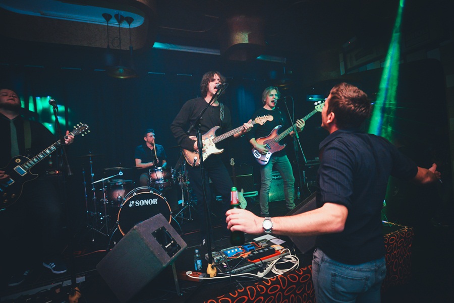 Jurica Pađen & Aerodrom u Maraschino baru; foto Iva Perinčić Jurica Pađen & Aerodrom u Maraschino baru; foto Iva Perinčić