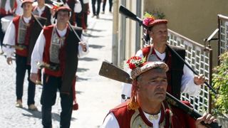Slika Čudotvorne Gospe Sinjske u svečanoj procesiji ulicama Sinja, Foto: Tino Jurić/PIXSELL