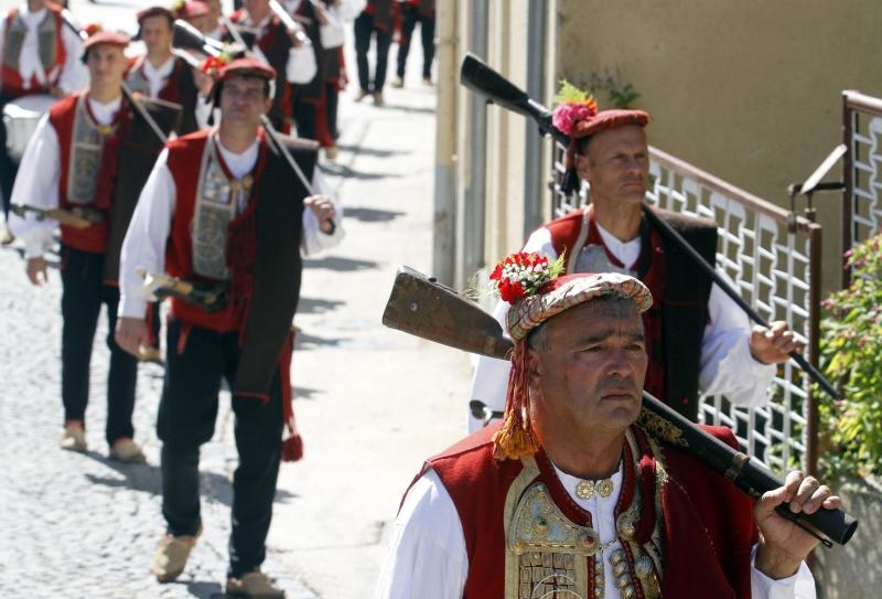 Slika Čudotvorne Gospe Sinjske u svečanoj procesiji ulicama Sinja, Foto: Tino Jurić/PIXSELL
