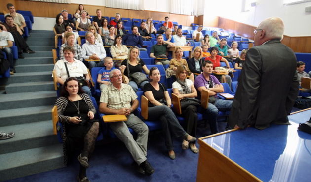 Zadar, 100512.
Stanari tzv. Galicevih zgrada na Poljani Dragutina Domjanica u Diklu danas su blokirali ulaz u grad svojim vozilima, zauzeli Gradsku vijecnicu i u nju pozvali gradonacelnika. Stanari tvrde da Niksa Milinkovic radi bez gradjevinske dozvole.