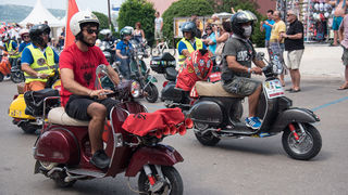 Spektakularni defile vespaša, foto: Vinko Pešić Spektakularni defile vespaša, foto: Vinko Pešić