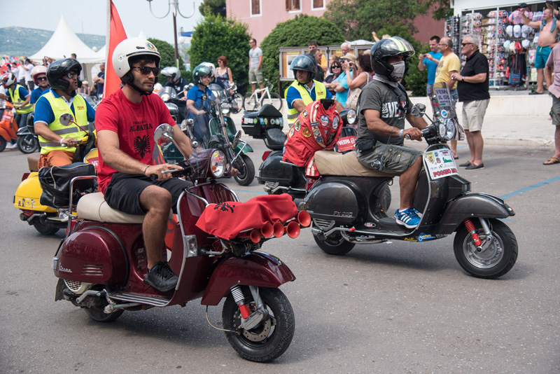 Spektakularni defile vespaša, foto: Vinko Pešić Spektakularni defile vespaša, foto: Vinko Pešić