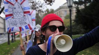 Zagreb, 231111.
Rodnik bend designer koji ce svoje kreacije pokazati na sutrasnjem Fashion weeku izveo je protesni performans u Umjetnickom paviljonu i Zrinjevcu. Manekenke u Rodnikovim modelima  nakratko su prekinule ambijentalni izlozbeni projekt Ante R