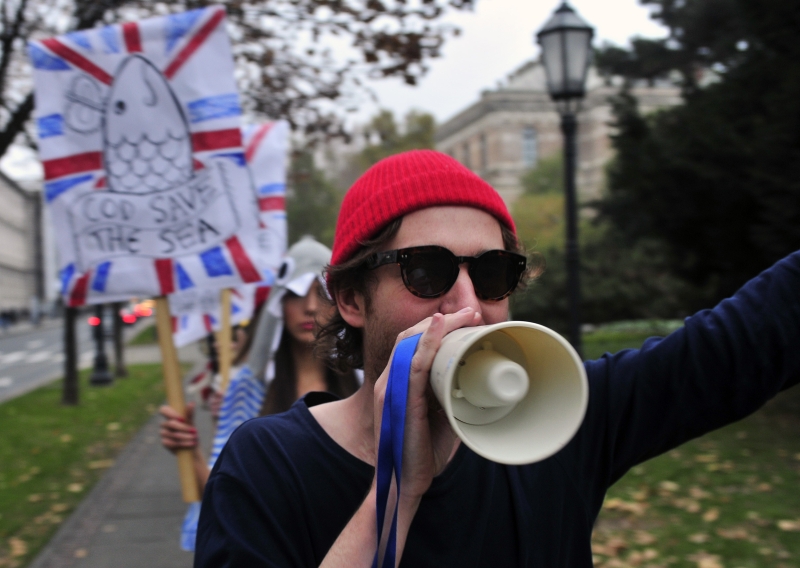 Zagreb, 231111.
Rodnik bend designer koji ce svoje kreacije pokazati na sutrasnjem Fashion weeku izveo je protesni performans u Umjetnickom paviljonu i Zrinjevcu. Manekenke u Rodnikovim modelima  nakratko su prekinule ambijentalni izlozbeni projekt Ante R