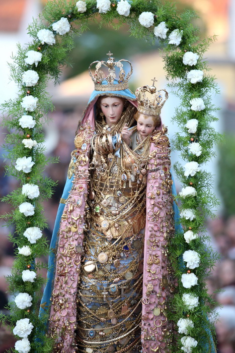 Zadar, 110512.
Blagdan gospe Loretske slavi se u zadarskom naselju Arbanasi. Nakon svecanog misnog slavlja u vecernjim satima krece procesija po naselju koju predvodi zadarski nadbiskup Zelimir Puljic.
Foto: Andrija Lucic / CROPIX Zadar, 110512.
Blagdan gospe Loretske slavi se u zadarskom naselju Arbanasi. Nakon svecanog misnog slavlja u vecernjim satima krece procesija po naselju koju predvodi zadarski nadbiskup Zelimir Puljic.
Foto: Andrija Lucic / CROPIX