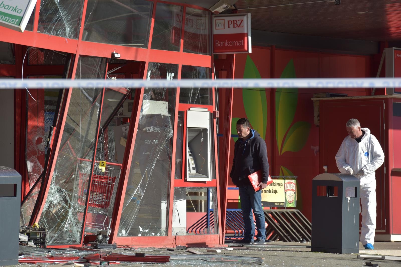 Raznesen bankomat u sklopu Plodina na Žmirićima Raznesen bankomat u sklopu Plodina na Žmirićima
