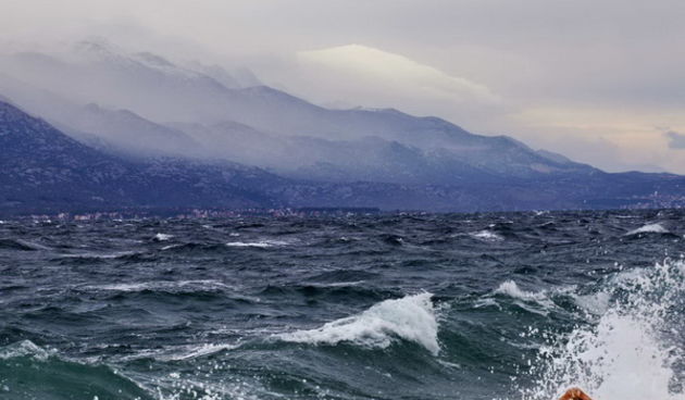 Olujna bura u Velebirtskom kanalu 26. studenog 2015.  Foto: Leonard Kvarantan