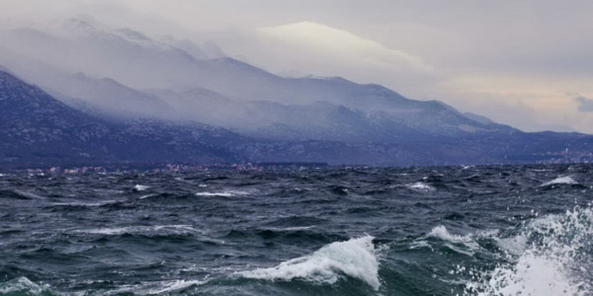 Olujna bura u Velebirtskom kanalu 26. studenog 2015.  Foto: Leonard Kvarantan