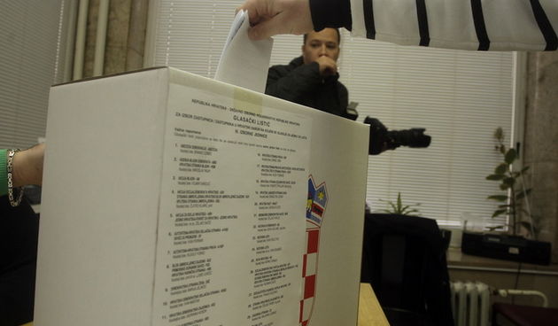 Varazdin, 041211.
Parlamentarni izbori 2011.
Izborno mjesto broj 4 u Varazdinu.
Na slici: glasovanje.
Foto: Zeljko Hajdinjak / CROPIX