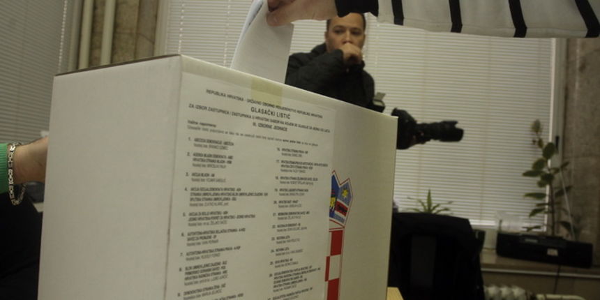 Varazdin, 041211.
Parlamentarni izbori 2011.
Izborno mjesto broj 4 u Varazdinu.
Na slici: glasovanje.
Foto: Zeljko Hajdinjak / CROPIX Varazdin, 041211.
Parlamentarni izbori 2011.
Izborno mjesto broj 4 u Varazdinu.
Na slici: glasovanje.
Foto: Zeljko Hajdinjak / CROPIX