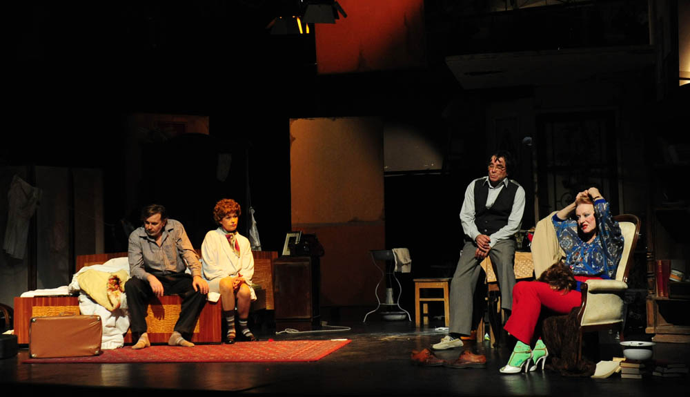 Zadar, 18.02.2013. snimio: Nenad Marčev
premijera HNK Zadar
Nikolaj Koljada: KOKOŠ, komedija
redatelj: Dražen Ferenčina
Igraju: Jasna Ančić, Tamara Šoletić, Žana Bumber,
Ivica Jončić, Mirko Šatalić,
Vinko Radovčič, Mimi Zadarski, Anto Zadar, 18.02.2013. snimio: Nenad Marčev
premijera HNK Zadar
Nikolaj Koljada: KOKOŠ, komedija
redatelj: Dražen Ferenčina
Igraju: Jasna Ančić, Tamara Šoletić, Žana Bumber,
Ivica Jončić, Mirko Šatalić,
Vinko Radovčič, Mimi Zadarski, Anto