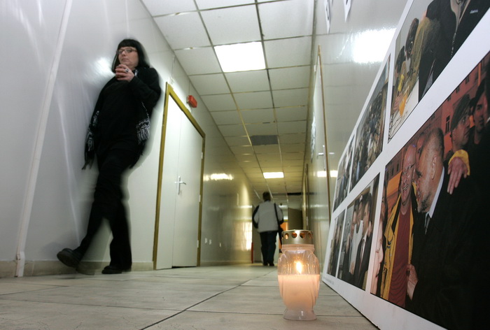 Zagreb, 081110.
Radio 101, Gajeva ulica.
Dio zaposlenika i honorarnih djelatnika Radija 101 usao je u strajk upozorenja, koji ce trajati od 8 do 14 sati, nakon cega se redovni program nastavlja. Racun Radija 101 je blokiran, posljednja placa zaposlenim dj Zagreb, 081110.
Radio 101, Gajeva ulica.
Dio zaposlenika i honorarnih djelatnika Radija 101 usao je u strajk upozorenja, koji ce trajati od 8 do 14 sati, nakon cega se redovni program nastavlja. Racun Radija 101 je blokiran, posljednja placa zaposlenim dj