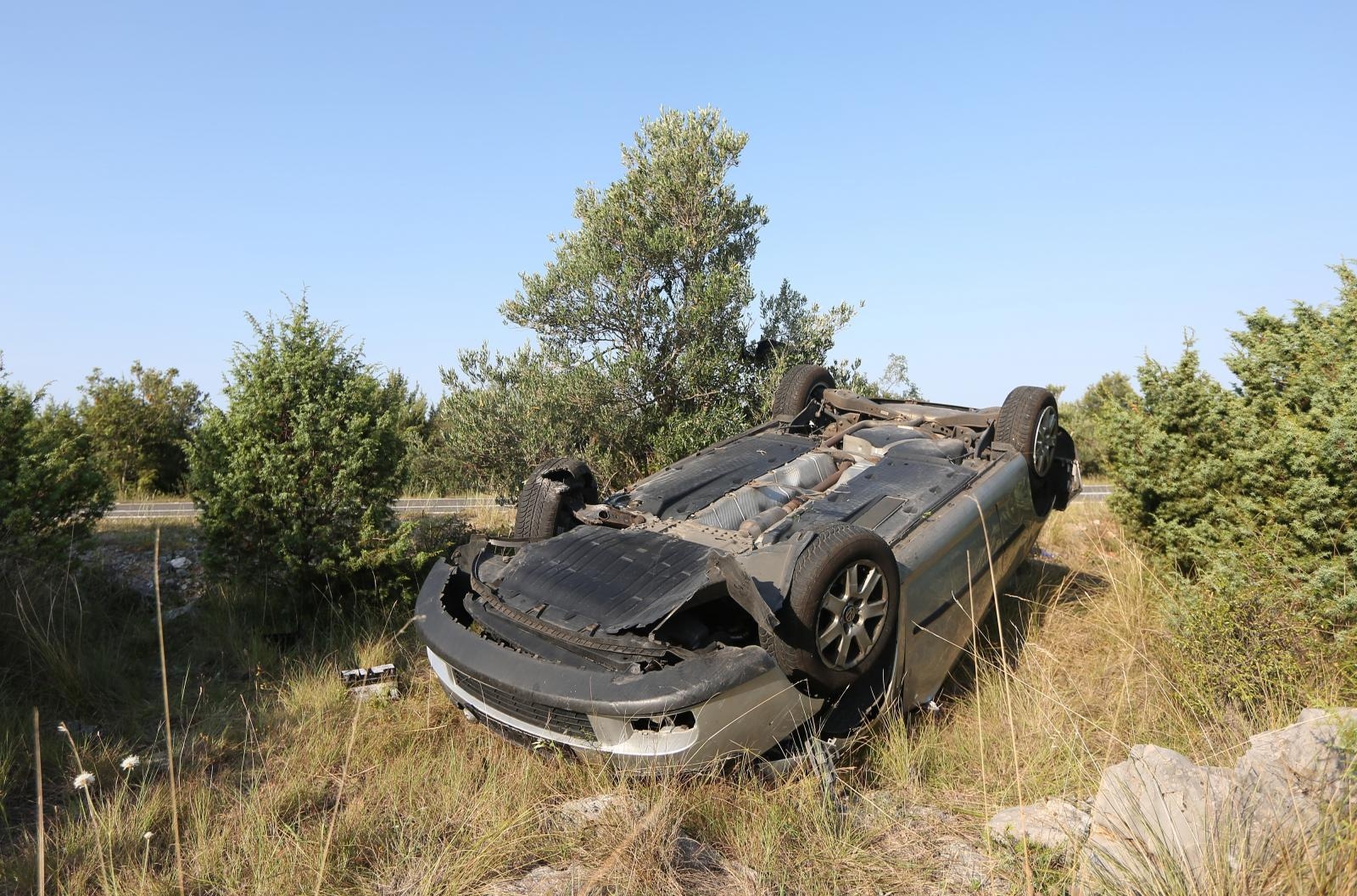 Prosika: Pri slijetanju automobila s kolnika jedna je osoba poginula Prosika: Pri slijetanju automobila s kolnika jedna je osoba poginula