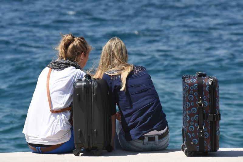 Velik broj turista jutro je proveo u gradu, a dio njih odlucio je plazu zamijeniti rivom. Photo: Dino Stanin/PIXSELL Autor  Dino Stanin/PIXSELL Ključne riječi  gosti, sunce, more, turisti, turizam, kupanje, suncanje, riva