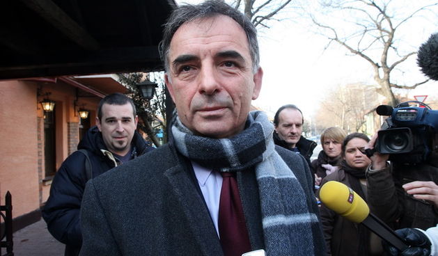 Zagreb, 200110.
Restoran Jadran (Bota Sare).
Celnici oporbenih stranaka koji su podrzali Ivu Josipovica sastali su se danas na rucku u restoranu “Jadran” na uglu Zvonimirove i Harambasiceve.
Na slici: Milorad Pupovac predsjednik SDSS-a tijekom izjava za n