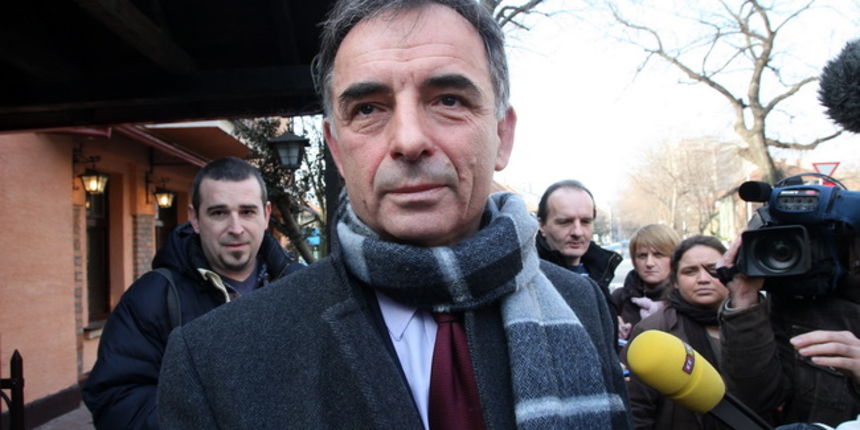 Zagreb, 200110.
Restoran Jadran (Bota Sare).
Celnici oporbenih stranaka koji su podrzali Ivu Josipovica sastali su se danas na rucku u restoranu “Jadran” na uglu Zvonimirove i Harambasiceve.
Na slici: Milorad Pupovac predsjednik SDSS-a tijekom izjava za n