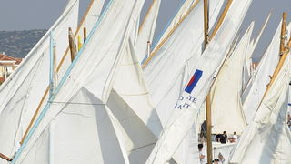 Murter, 270909.
Regata Latinsko idro.
Svake godine u povodu blagdana sv. Mihovila, zastitnika murterske zupe, odrzava se regata Latinsko idro. Start joj je uvijek u uvali Hramina, plovi se iskljucivo latinskim jedrom u tradicijskim brodovima rasporedjenim Murter, 270909.
Regata Latinsko idro.
Svake godine u povodu blagdana sv. Mihovila, zastitnika murterske zupe, odrzava se regata Latinsko idro. Start joj je uvijek u uvali Hramina, plovi se iskljucivo latinskim jedrom u tradicijskim brodovima rasporedjenim