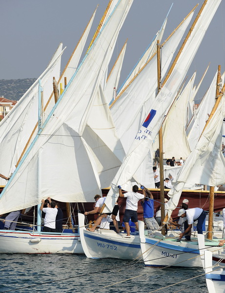 Murter, 270909.
Regata Latinsko idro.
Svake godine u povodu blagdana sv. Mihovila, zastitnika murterske zupe, odrzava se regata Latinsko idro. Start joj je uvijek u uvali Hramina, plovi se iskljucivo latinskim jedrom u tradicijskim brodovima rasporedjenim Murter, 270909.
Regata Latinsko idro.
Svake godine u povodu blagdana sv. Mihovila, zastitnika murterske zupe, odrzava se regata Latinsko idro. Start joj je uvijek u uvali Hramina, plovi se iskljucivo latinskim jedrom u tradicijskim brodovima rasporedjenim