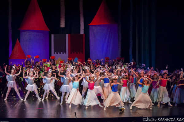 HNK Zadar: Bajka.hr Plesne udruge Gesta, Foto: Željko Karavida HNK Zadar: Bajka.hr Plesne udruge Gesta, Foto: Željko Karavida