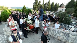 Posljednji ispraćaj Olivera Dragojevića na groblju Sveti Roko u Veloj Luci Posljednji ispraćaj Olivera Dragojevića na groblju Sveti Roko u Veloj Luci